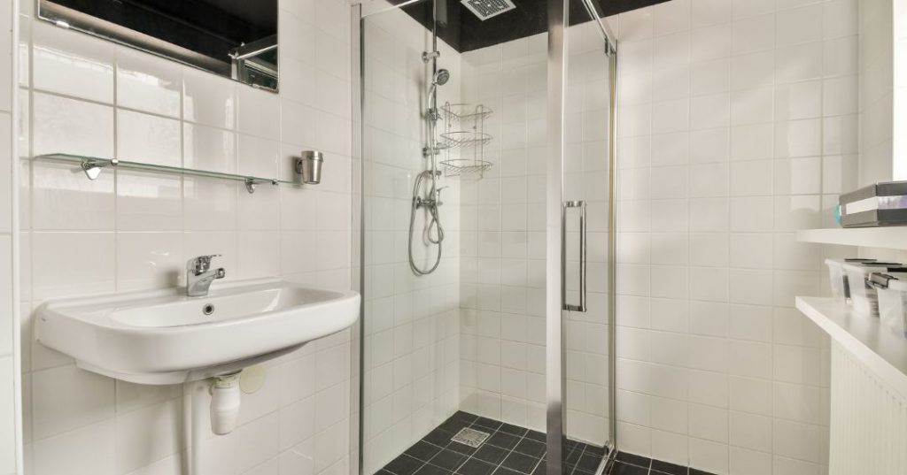 Como Limpar Box de Vidro no Banheiro em Limeira: 4 Passos e Dicas Box de vidro em Limeira